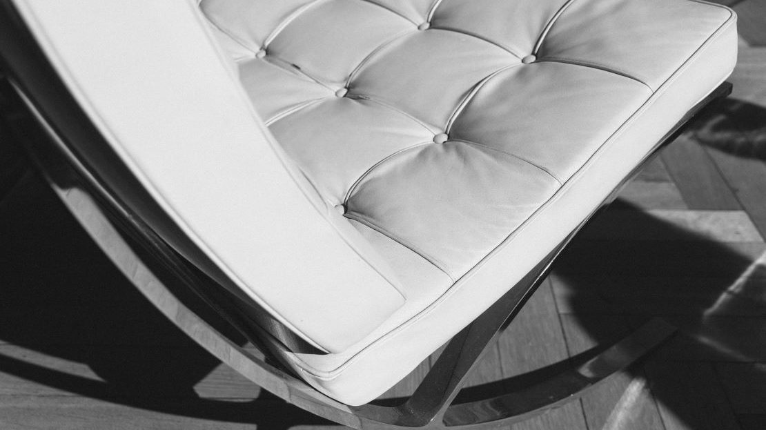 Design Bauhaus - Fauteuil Barcelona en métal chromé et cuir blanc capitonné