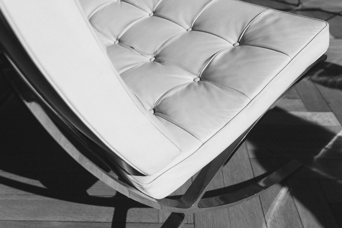 Design Bauhaus - Fauteuil Barcelona en métal chromé et cuir blanc capitonné
